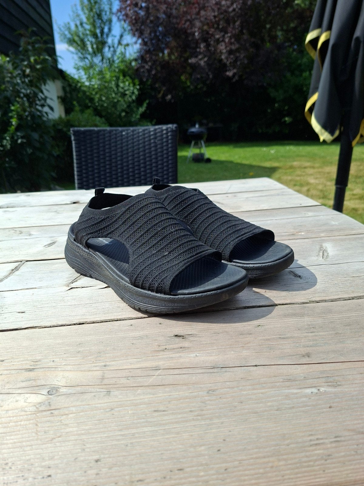 zwarte sandalen , maat 41,  van stof. merk ; Hush puppies, Kleding | Dames, Schoenen, Ophalen of Verzenden, Zo goed als nieuw