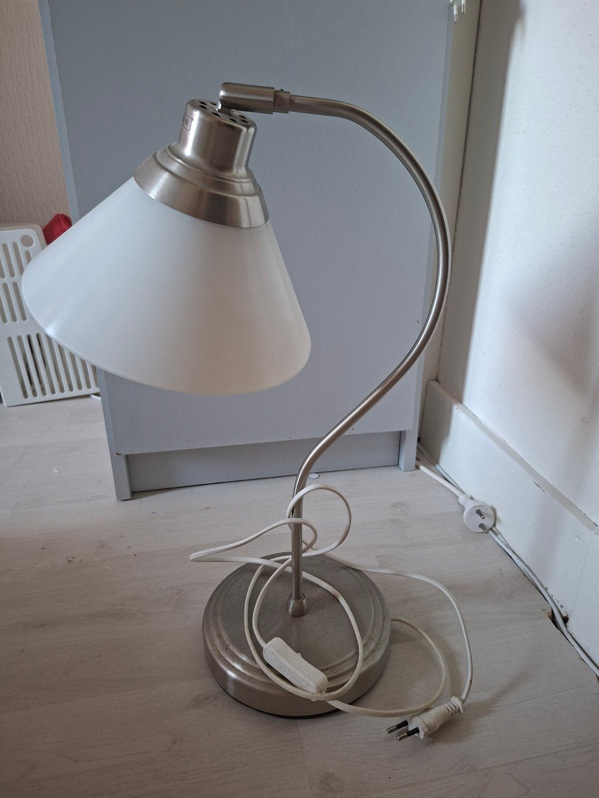 Moderne tafellamp met witte glazen kap, Ophalen, Gebruikt, Zilver, Metaal