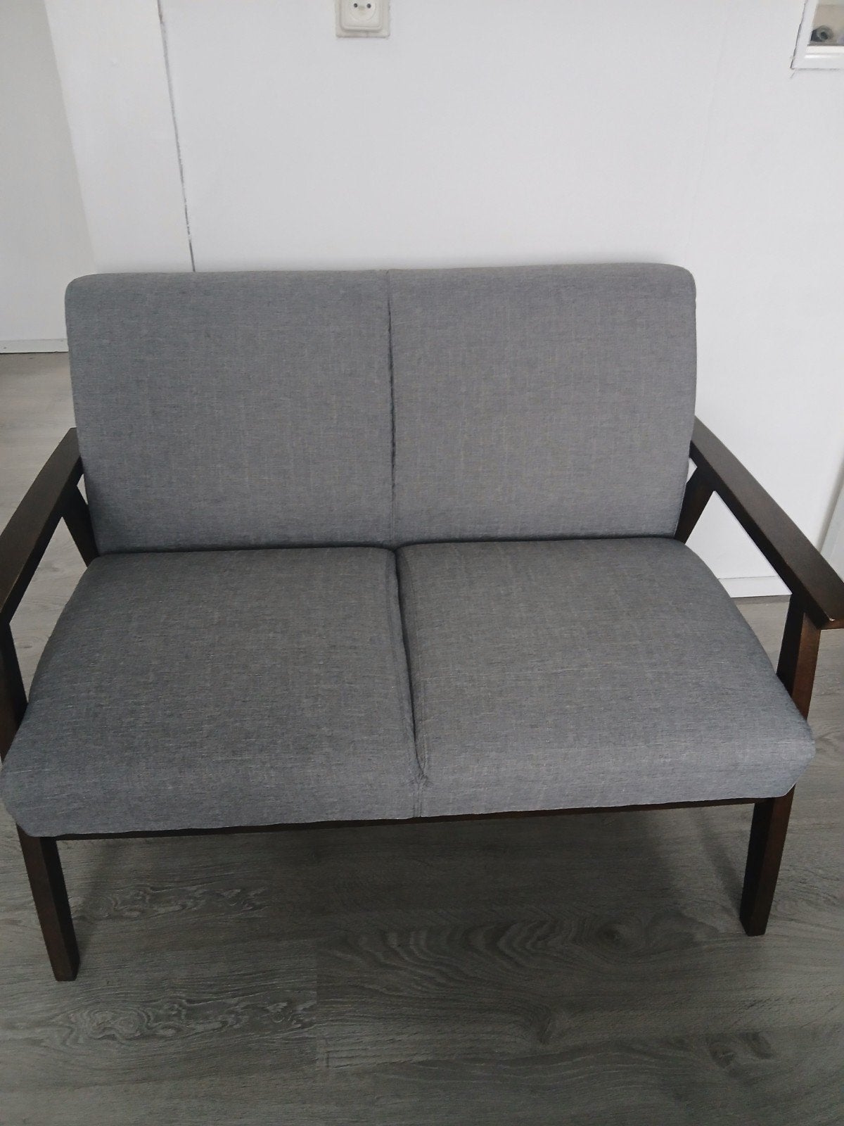 bank te koop kleine bank grijze kleur met houte leuningen, Ophalen, 70 cm of minder, Tweepersoons, 190 cm of minder