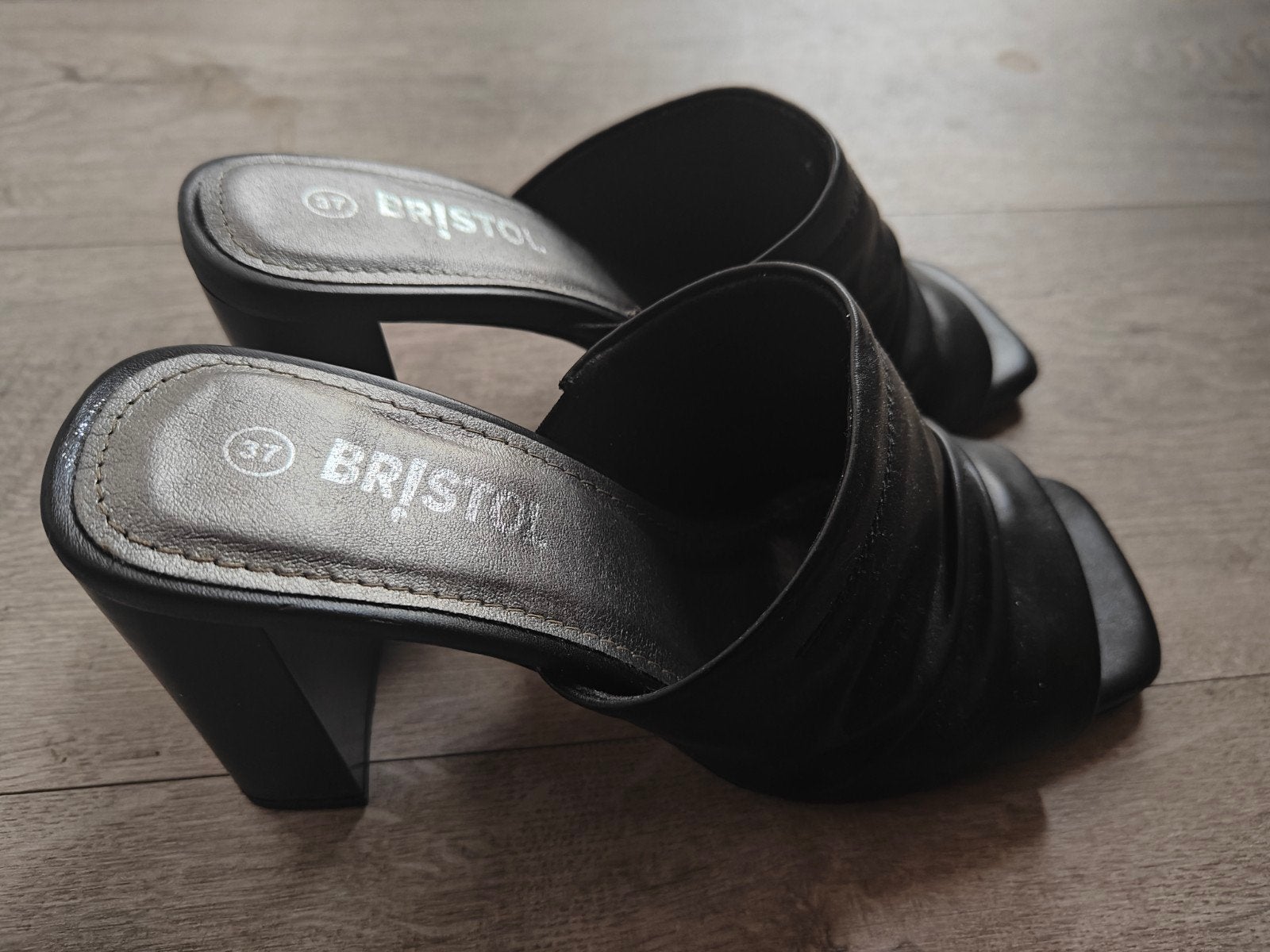 Bristol Zwarte Muiltjes Maat 37, Kleding | Dames, Schoenen, Zo goed als nieuw, Sandalen of Muiltjes, Zwart, Ophalen