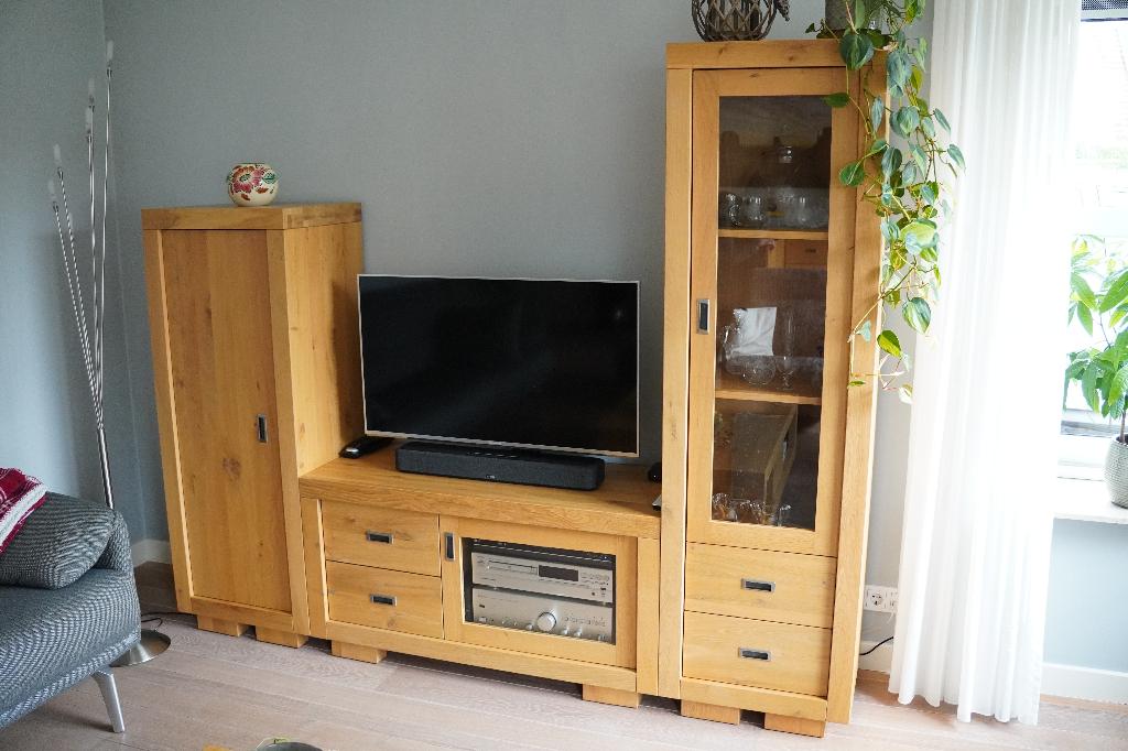 TV wandmeubel in massief eiken met losse kasten, Huis en Inrichting, Kasten | Televisiemeubels, Ophalen, Gebruikt, 100 tot 150 cm