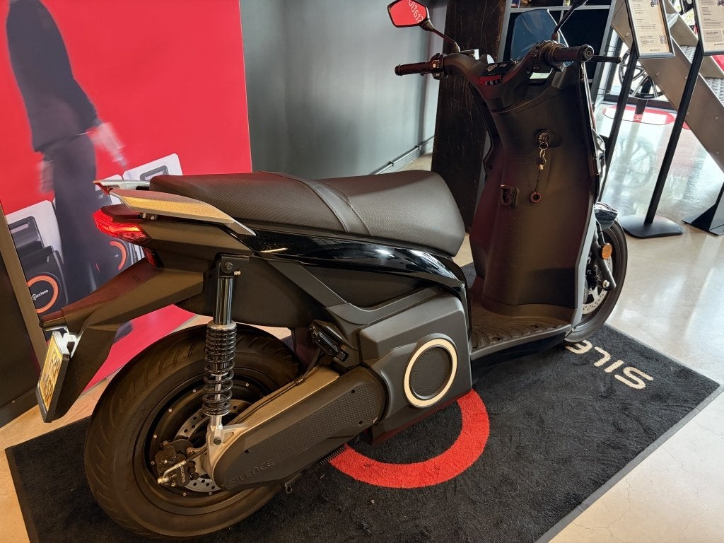 Silence Bromscooter Silence S01 5.6 kWh (bj 2024, automaat), Automaat, 0 cilinders, Gebruikt, Overige carrosserieën