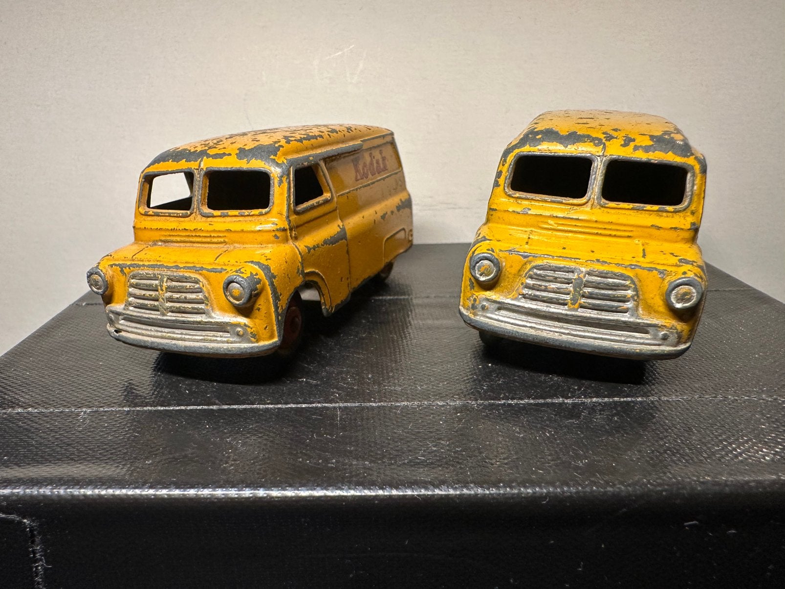 2 x Bedford Van Dinky England, Verzenden, Zo goed als nieuw, Auto, Dinky Toys