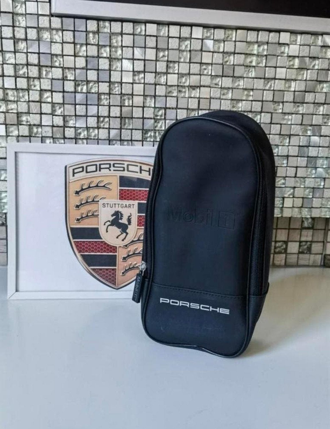 Origineel porsche olie fles hoes 

Zie foto's voor de afme, Ophalen of Verzenden, Overige typen, Overige merken