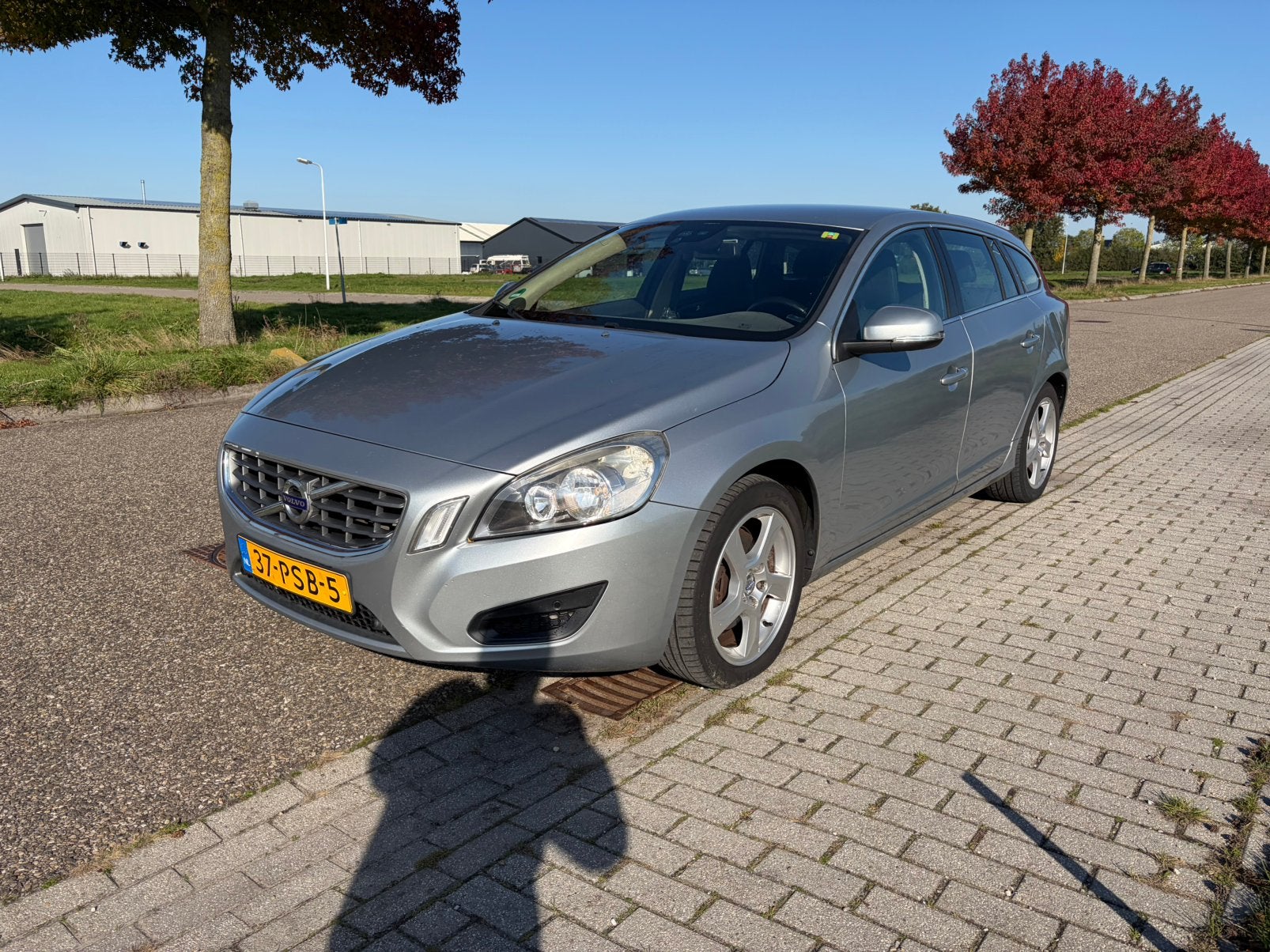 Volvo V60 T3 Start/stop 150pk 2011 Grijs, Auto's, Voorwielaandrijving, 1596 cc, 15 km/l, Zwart