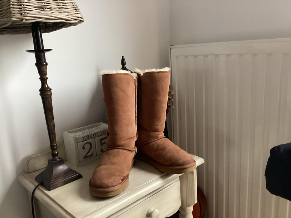 Ugg laarzen met knopen - Bruin, Ophalen of Verzenden, Gedragen, Bruin, Lage of Enkellaarzen