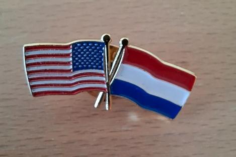 Speldje met Amerikaanse en Hollandse vlag, Ophalen of Verzenden, Nieuw, Overige onderwerpen