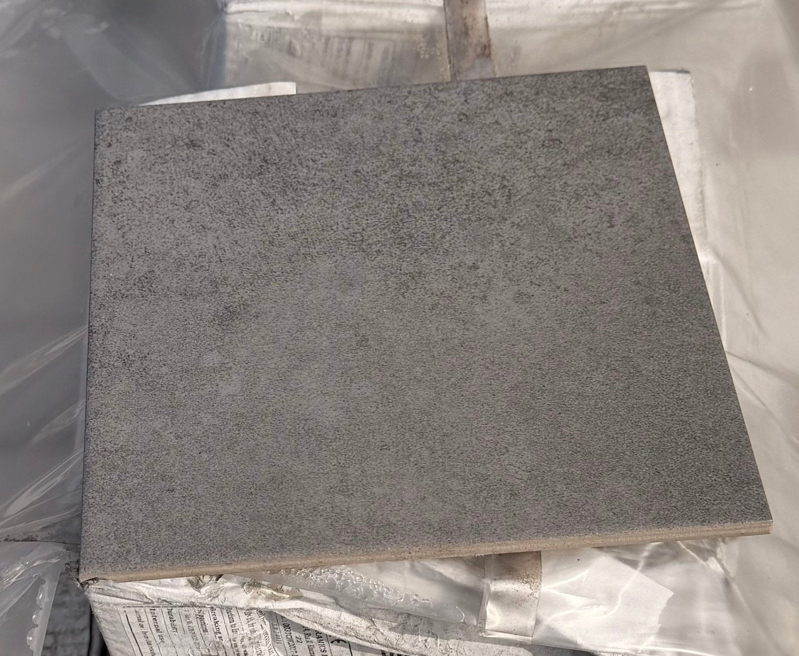 Grijze tegels 20x20 cm - 30 pakken (810 stuks), Keramiek, Nieuw, Ophalen of Verzenden, 20 tot 40 cm