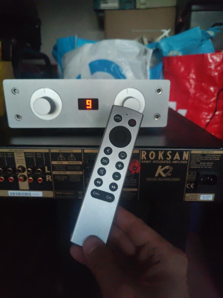 Khozmo Passieve Voorversterker Pre-amp Attenator met remote, Overige merken, Gebruikt, Ophalen of Verzenden, Minder dan 60 watt