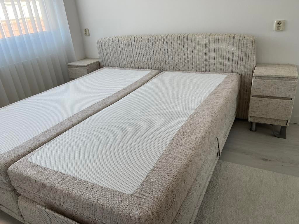 Comfortabel tweepersoonsbed met nachtkastjes, Huis en Inrichting, Slaapkamer | Bedden, Ophalen, Beige, Tweepersoons, Zo goed als nieuw