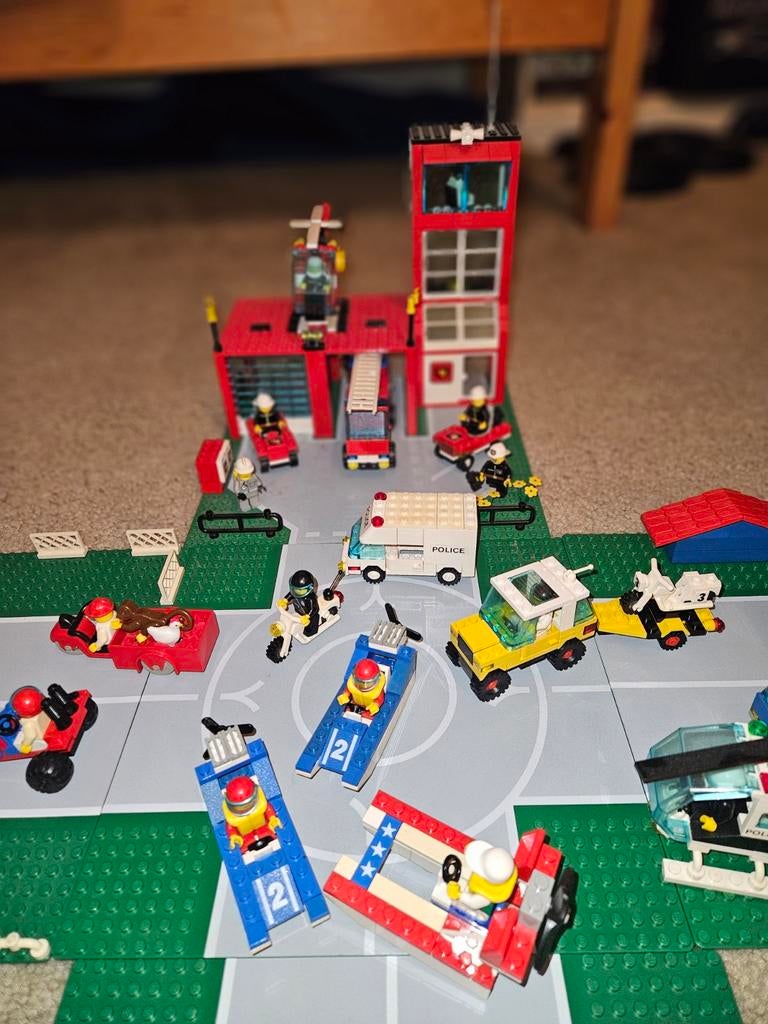 Lego stad met complete brandweerkazerne, helikopters, vliegt, Ophalen, Zo goed als nieuw