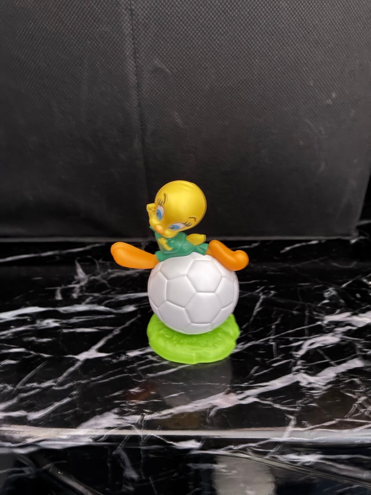 Leuke Tweety decoratie op voetbal, Verzamelen, Ophalen of Verzenden, Gebruikt