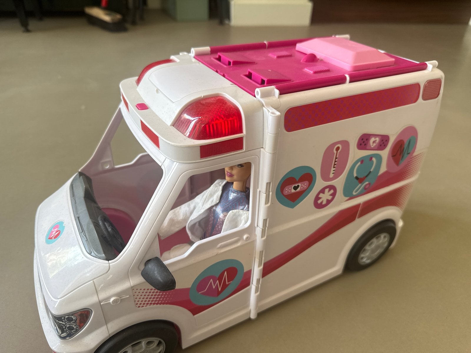 Barbie ambulance en kliniek, met accessoires, Ophalen, Gebruikt, Barbie