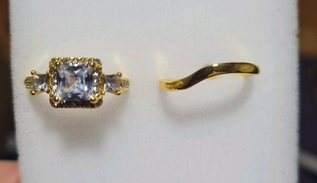 Set van 2 goudkleurige ringen met blauwe steen en strass, Overige materialen, Met edelsteen, Nieuw, Ophalen of Verzenden