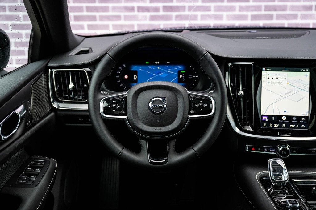 Volvo V60 2.0 T6 Plug-in hybrid AWD Ultra Dark | Heico sport, Auto's, Volvo, Automaat, 12 maanden, Stof, Gebruikt