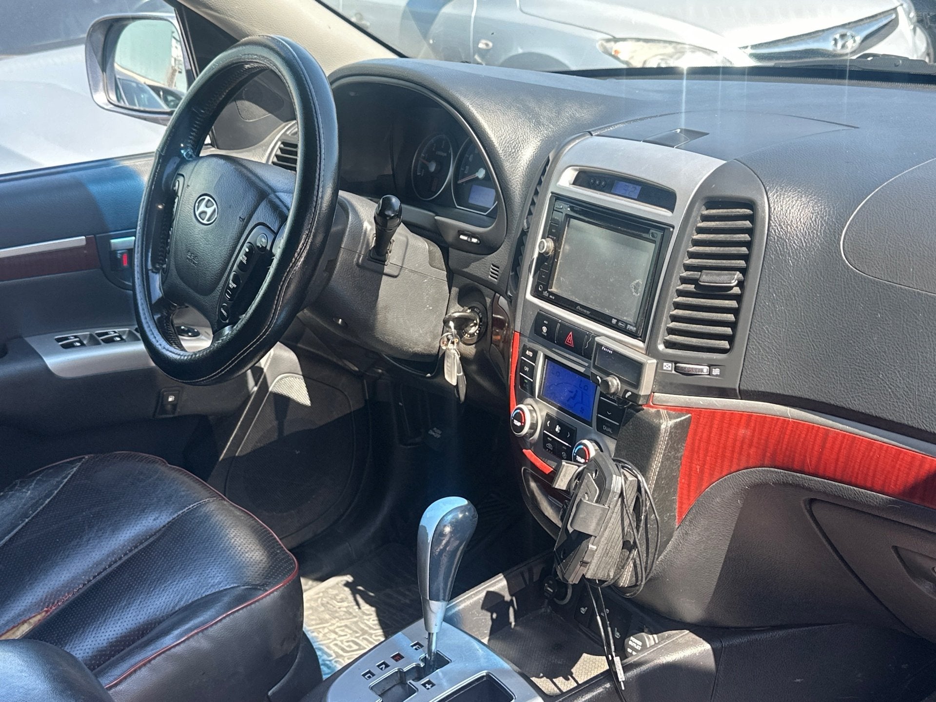 Hyundai Santa Fe 2.2 CRDi VGT StyleVersion Automaat | Grijs, Auto's, Automaat, Stoelverwarming, Gebruikt, 4 cilinders