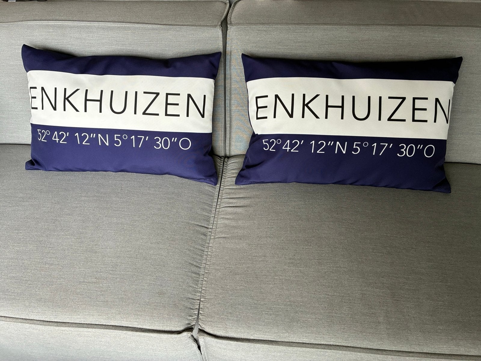 2x Sierkussen Enkhuizen met coördinaten, Ophalen, Overige merken, Meerkleurig, Met print