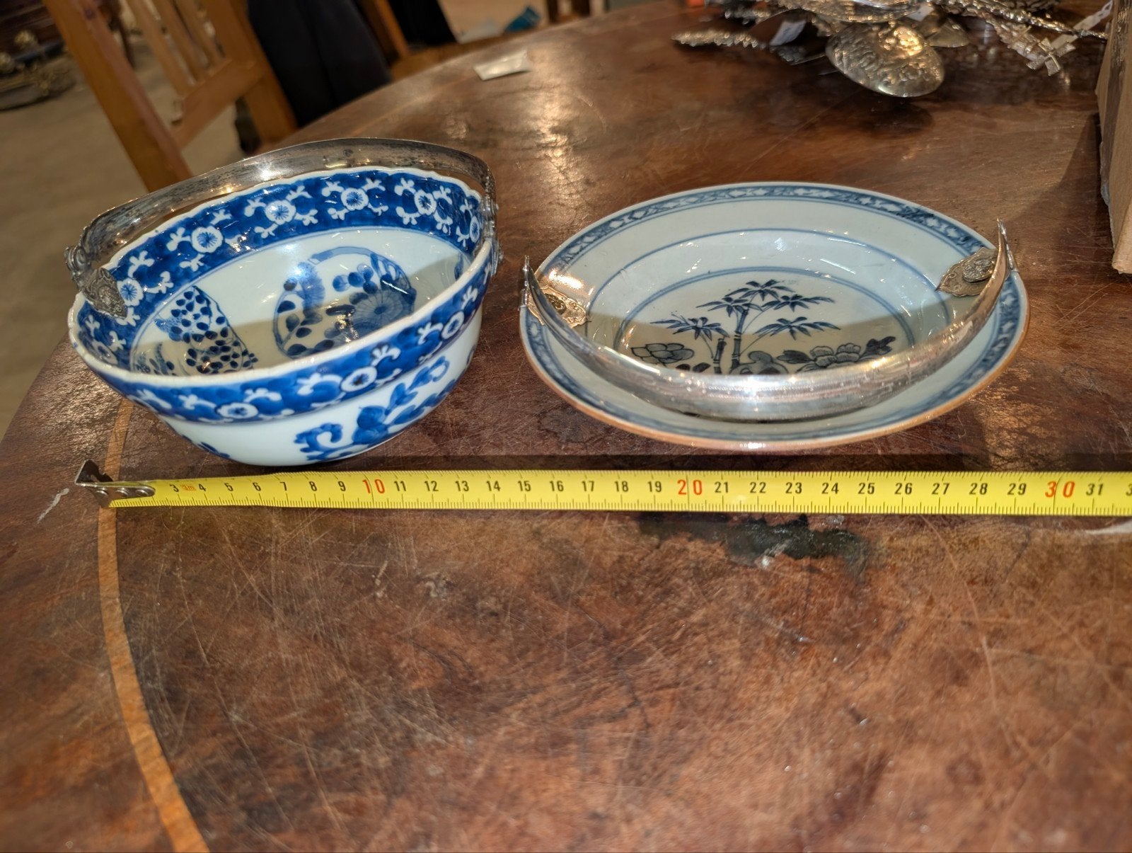 2 antieke porseleinen schaaltjes met zilveren handvat. €140., Ophalen