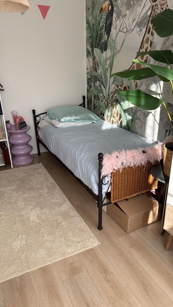 Eenpersoons bed met metalen frame en rieten details, Ophalen, Gebruikt, 90 cm, Eenpersoons