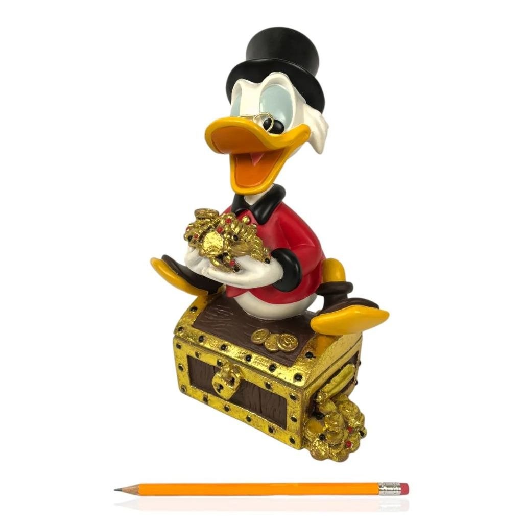 Beeld van Dagobert Duck op schatkist, Verzamelen, Ophalen, Donald Duck, Zo goed als nieuw, Beeldje of Figuurtje