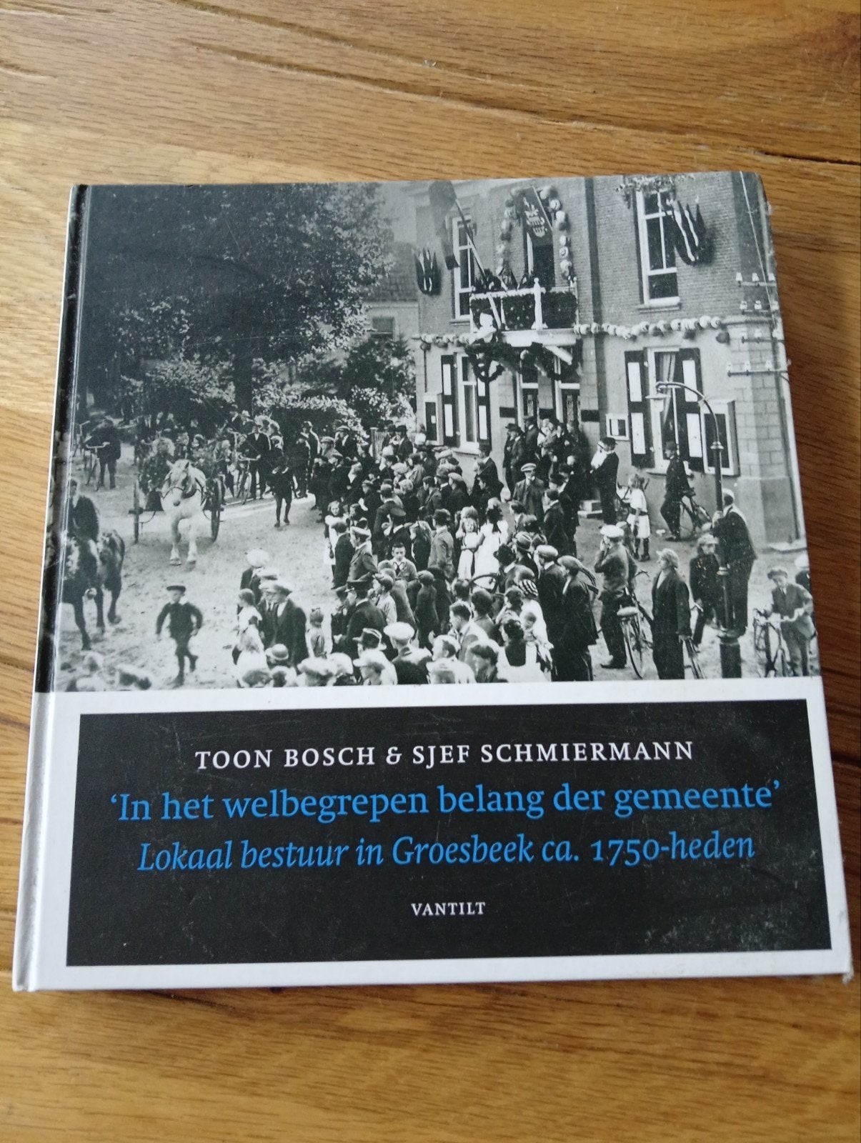 In het welbegrepen belang der gemeente - Groesbeek, Ophalen of Verzenden, 20e eeuw of later, Zo goed als nieuw, Toon Bosch & Sjef Schmiermann