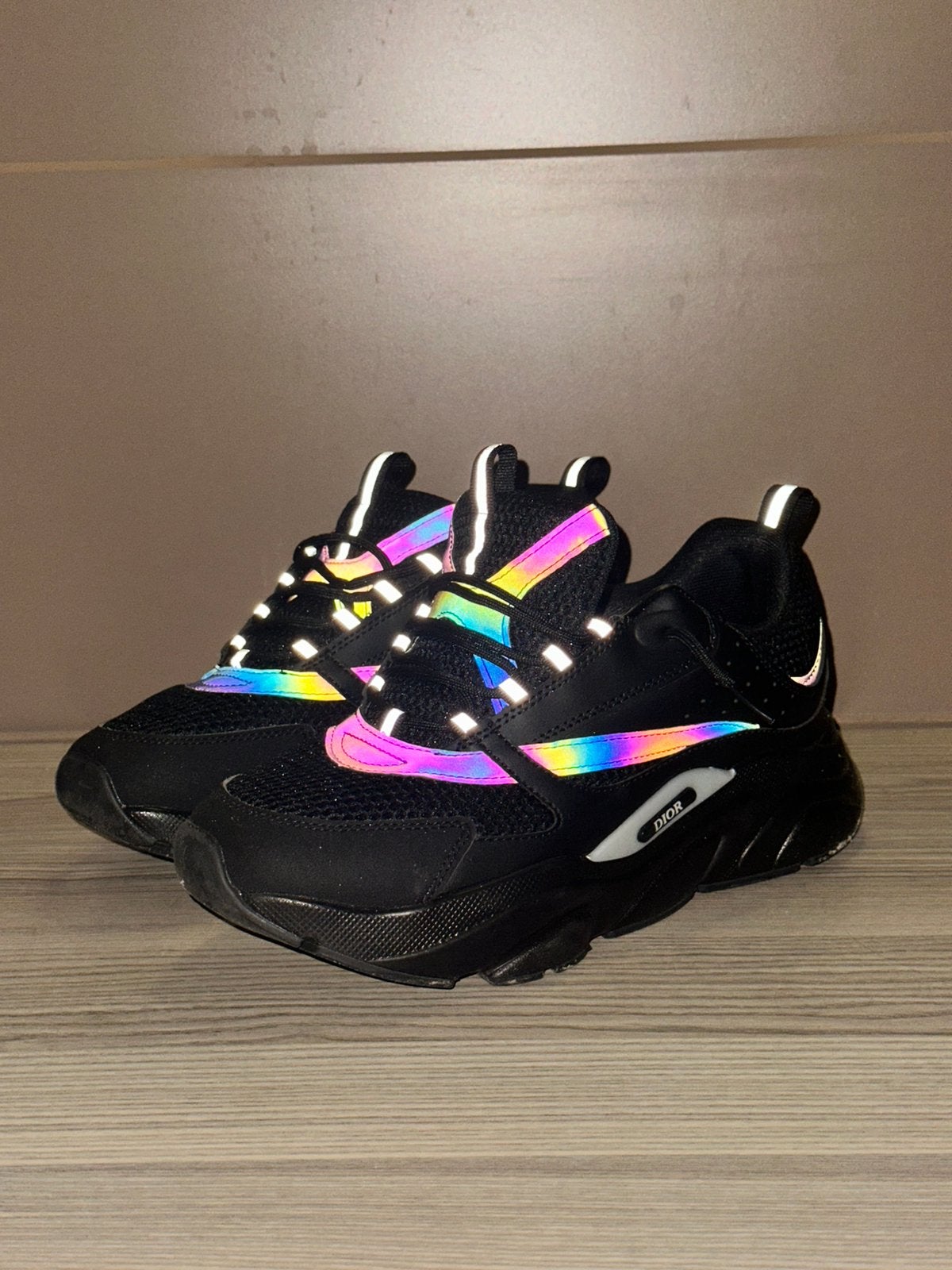 Zwarte schoenen met regenboog reflectie, Ophalen of Verzenden, Zo goed als nieuw, Sportschoenen, Zwart