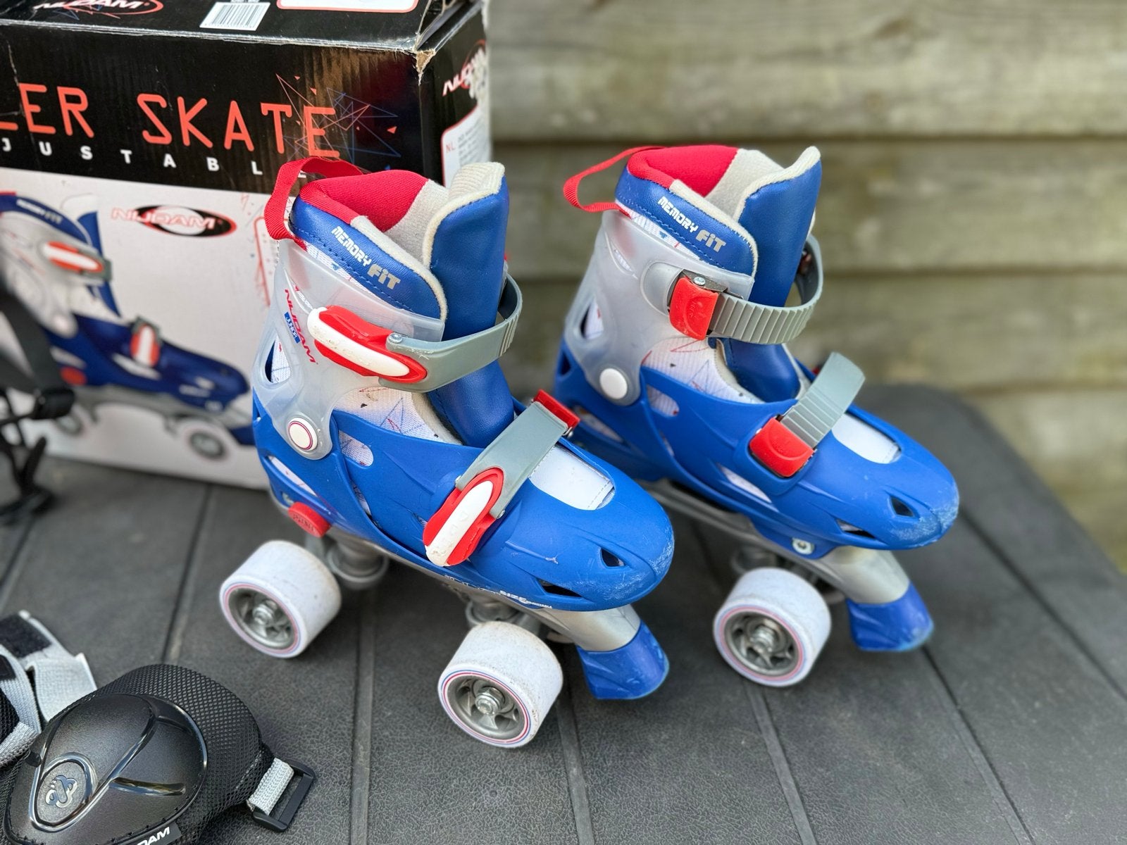 Nijdam verstelbare rolschaatsen maat 30-33 met helm en besch, Kinderen en Baby's, Speelgoed | Buiten | Rolschaatsen, Ophalen of Verzenden