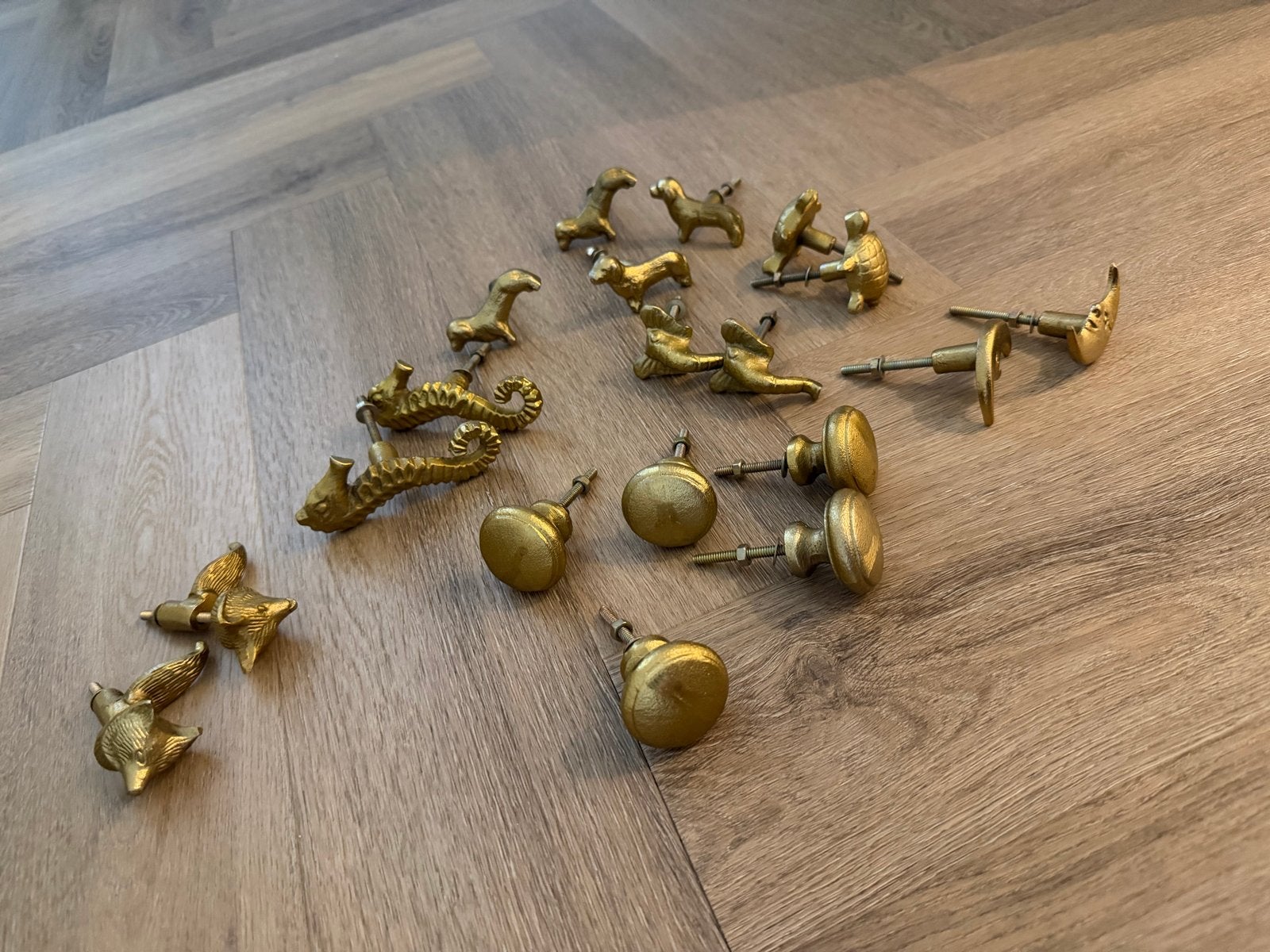Set van 19 messing knoppen: dieren en rondjes, Vintage, Gebruikt, Ophalen of Verzenden, Goud
