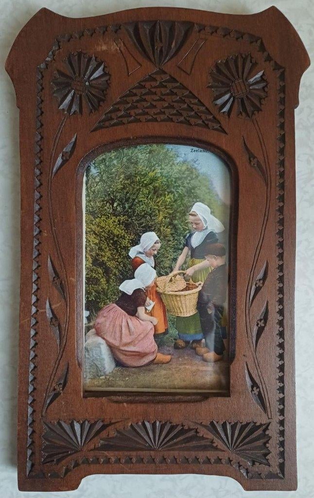 Antieke kerfsnede fotolijst met glas, Minder dan 50 cm, Gebruikt, Ophalen of Verzenden, Minder dan 50 cm