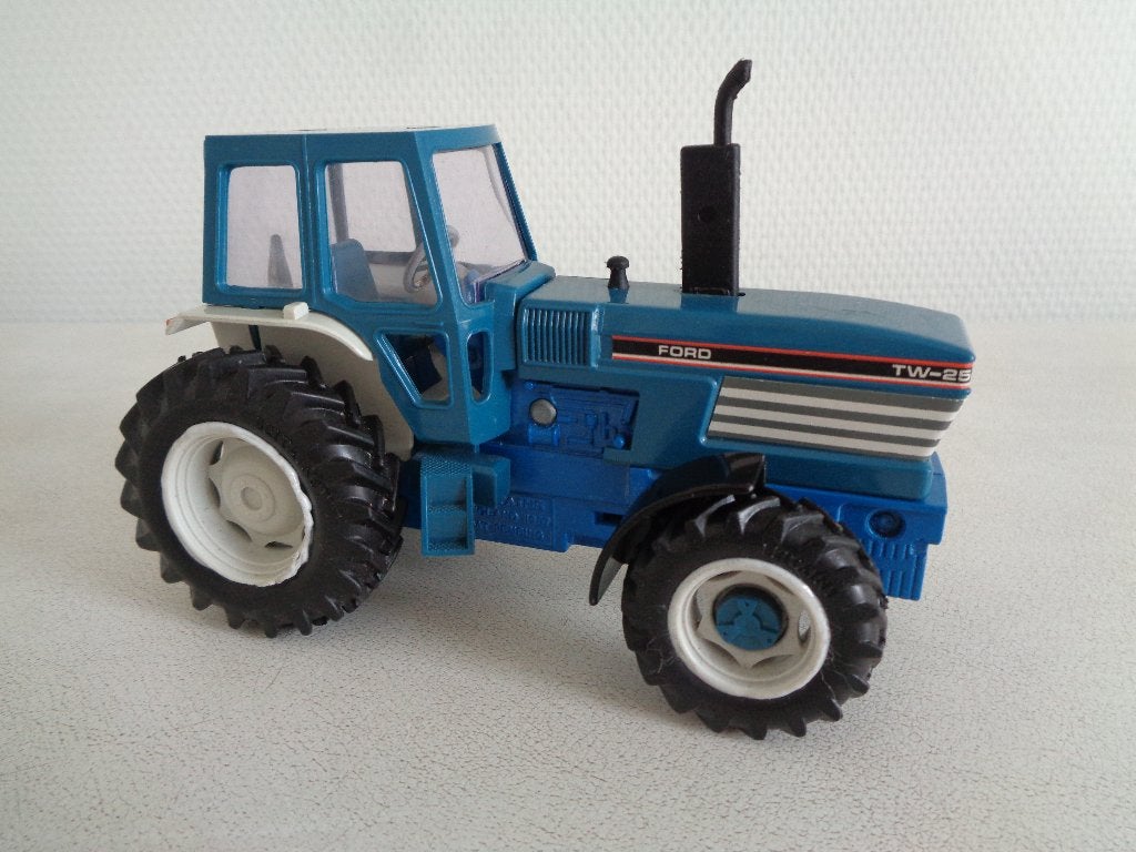 Britains Ford TW-25., Hobby en Vrije tijd, Modelauto's | 1:32, Ophalen of Verzenden, Gebruikt, Tractor of Landbouw, Britains