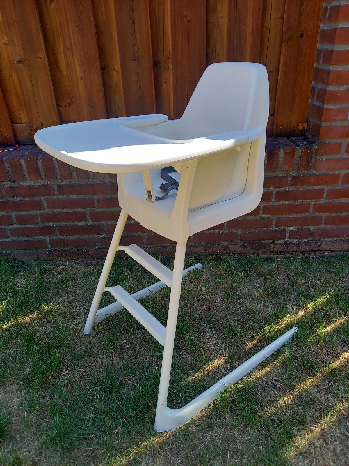 Witte Ikea Langur kinderstoel met eetblad en gordel, Ophalen, Gebruikt, Meegroeistoel, Gordel(s)