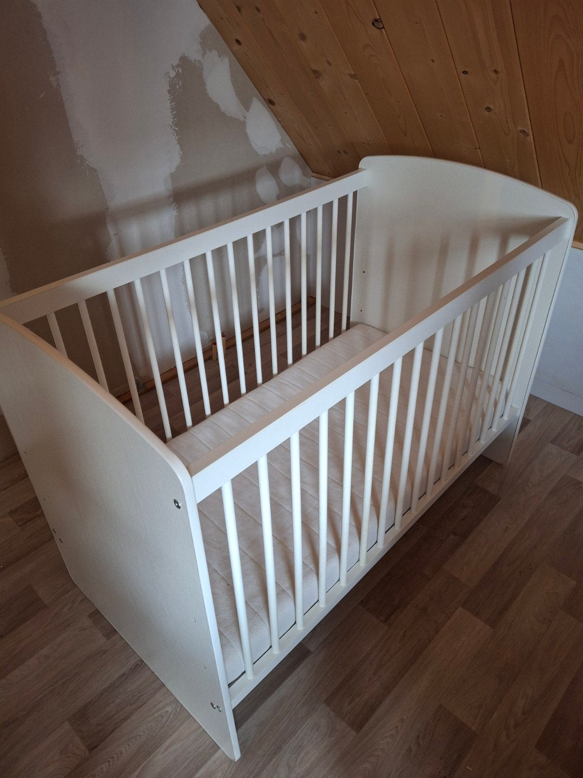 Wit houten babybedje met verstelbare bodem en matras, Ophalen, Gebruikt, Ledikant