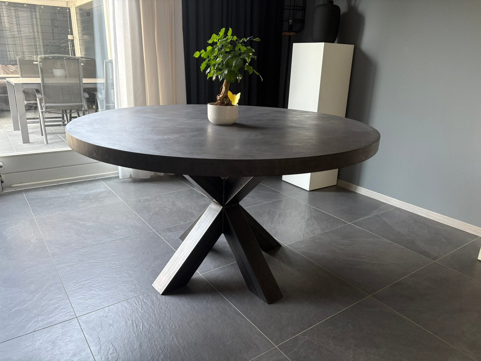 Ronde eettafel 140 diameter betonlook, Huis en Inrichting, Tafels | Eettafels, Ophalen, 100 tot 150 cm, Rond, Zo goed als nieuw