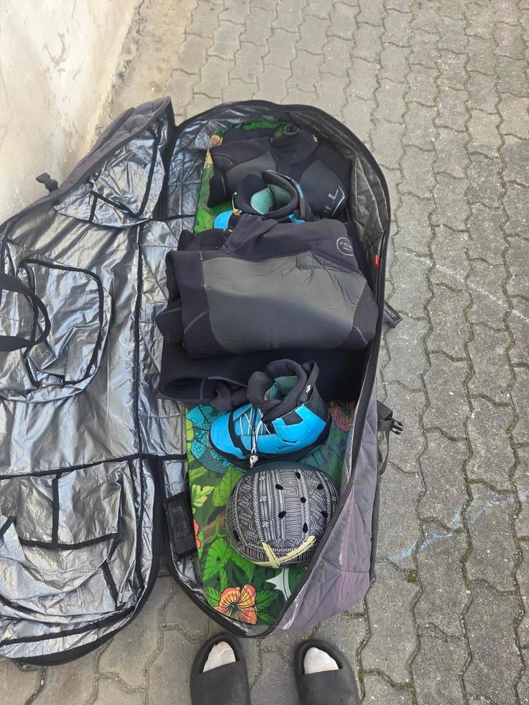 Wakeboard set met helm en wetsuit, Watersport en Boten, Wakeboarden, Ophalen of Verzenden, Zo goed als nieuw, Board