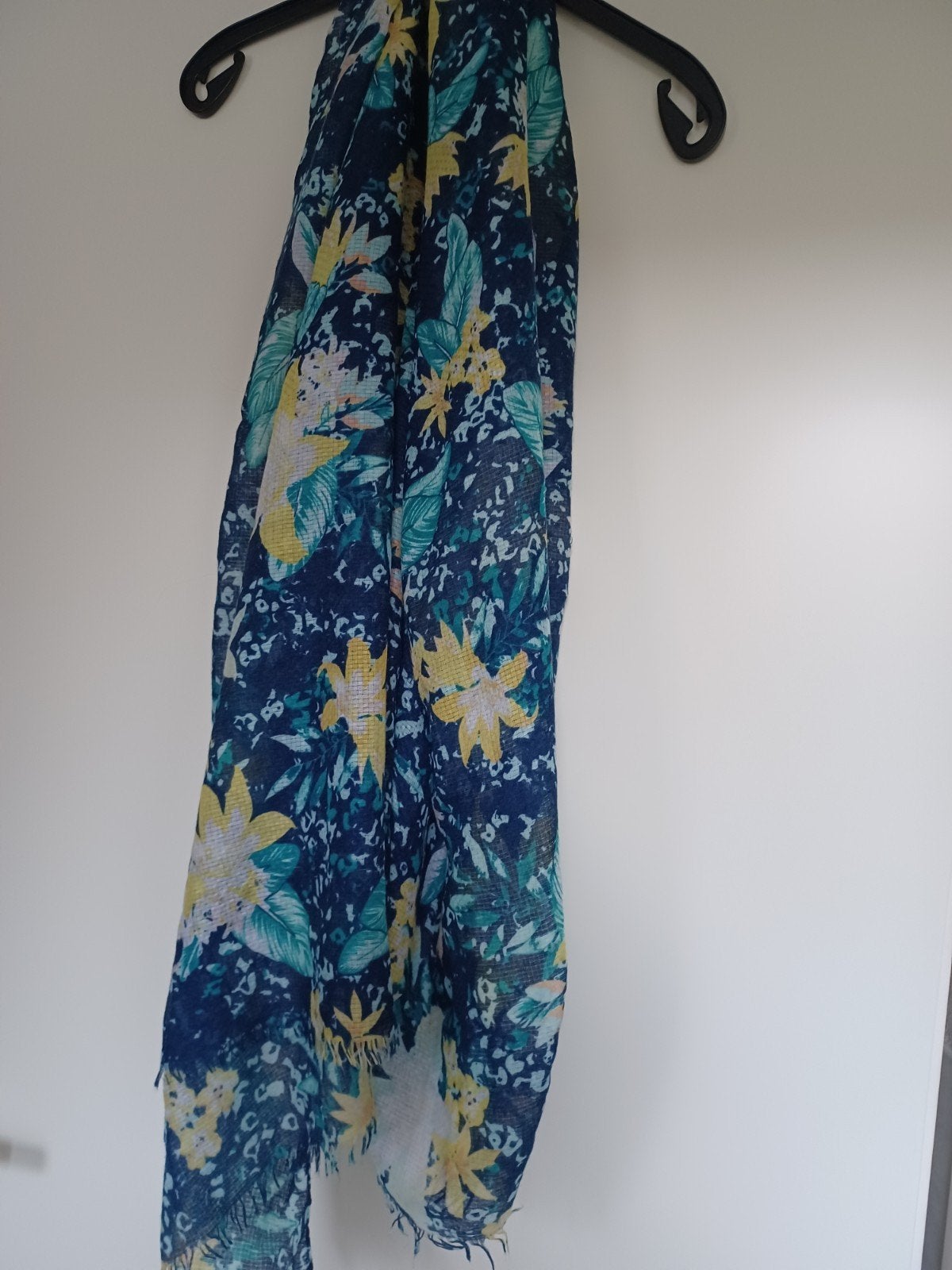 Mooi sjaaltje met frisse kleuren, Kleding | Dames, Mutsen, Sjaals en Handschoenen, Ophalen of Verzenden, Zo goed als nieuw, Maat 38/40 (M)