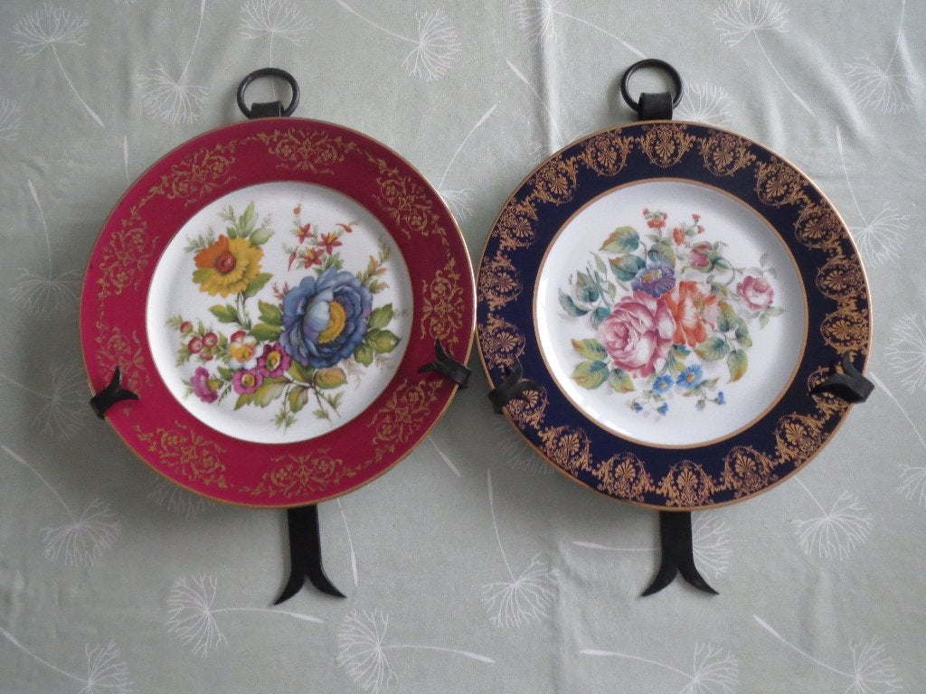Twee limoges porseleinen sierborden in wandhangers., Ophalen