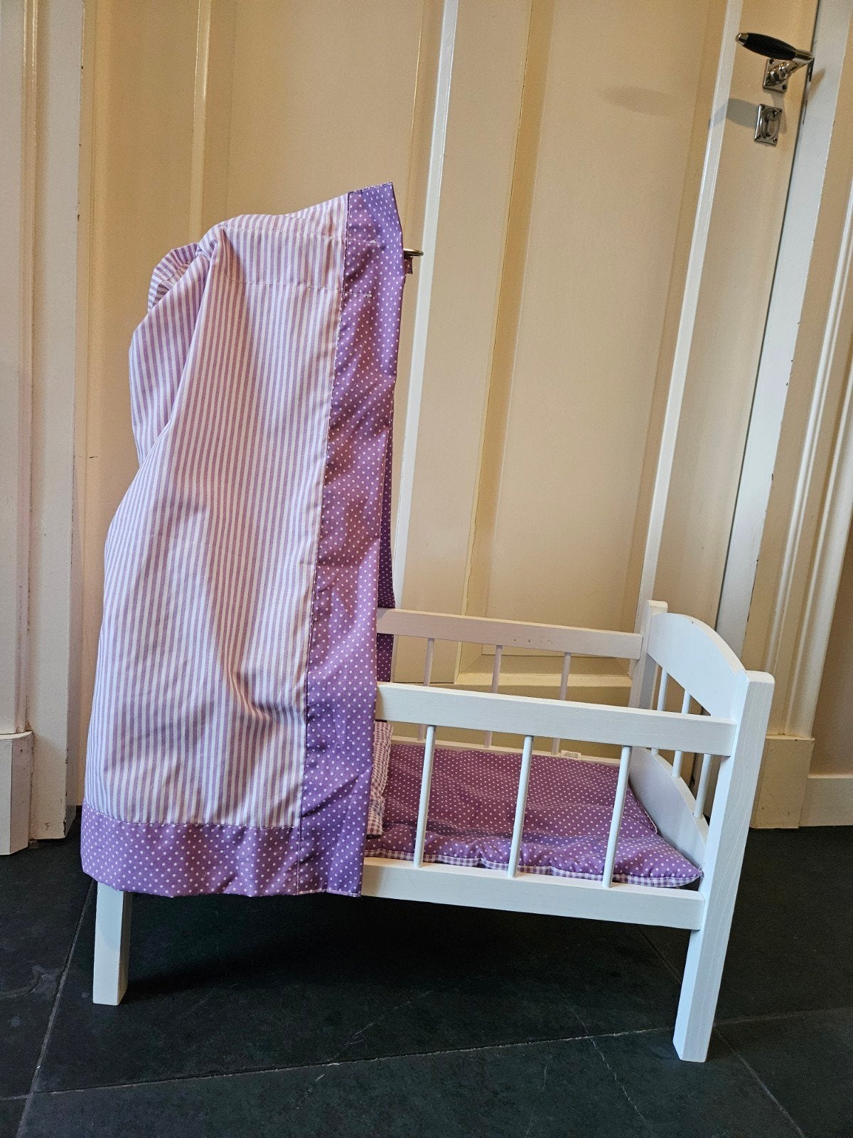 Poppenbedje met hemeltje en beddengoed - paars/wit, Ophalen, Gebruikt, Overige typen