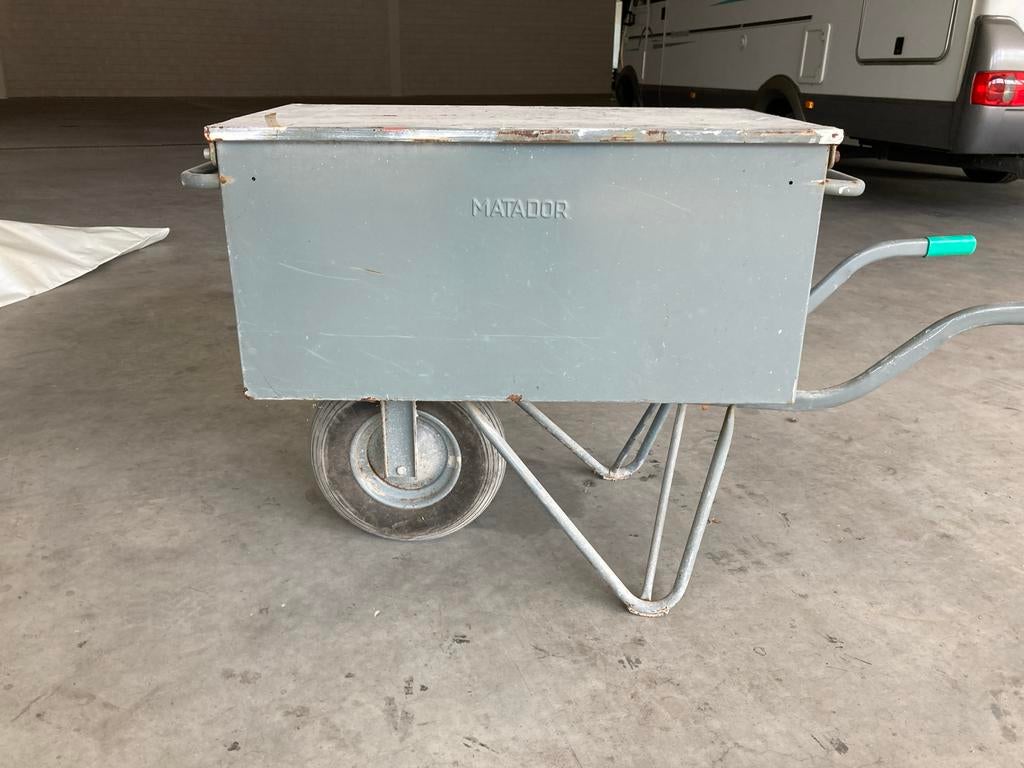 Matador Gereedschap Kruiwagen met Dichte Bak, Tuin en Terras, Kruiwagens, Ophalen of Verzenden, Gebruikt, Handmatig, Eenwielig