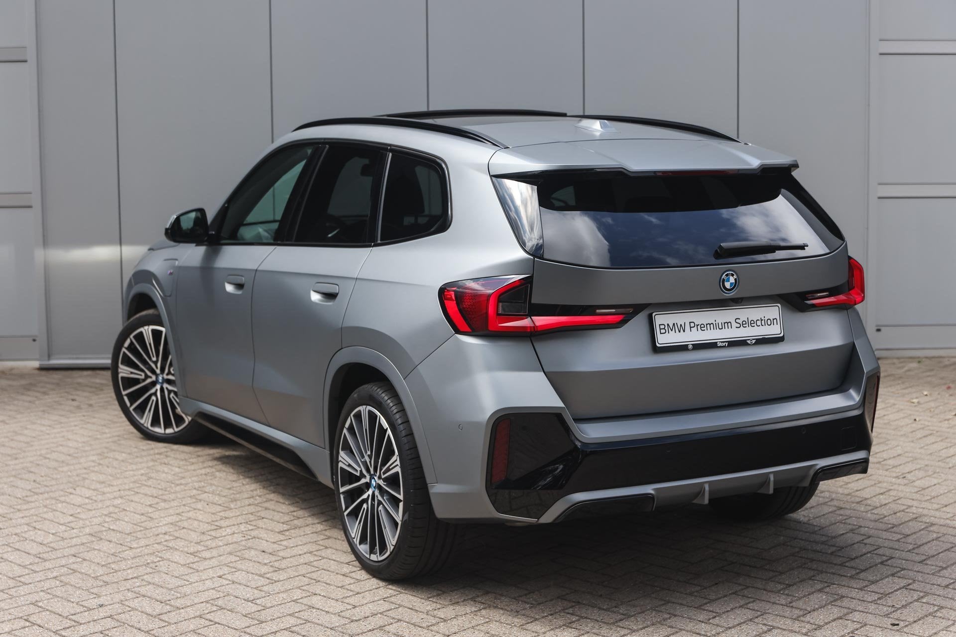 BMW X1 xDrive25e M Sport Automaat / Panoramadak / Sportstoel, Auto's, Dealer onderhouden, Gebruikt, Zwart, Met garantie (alle)