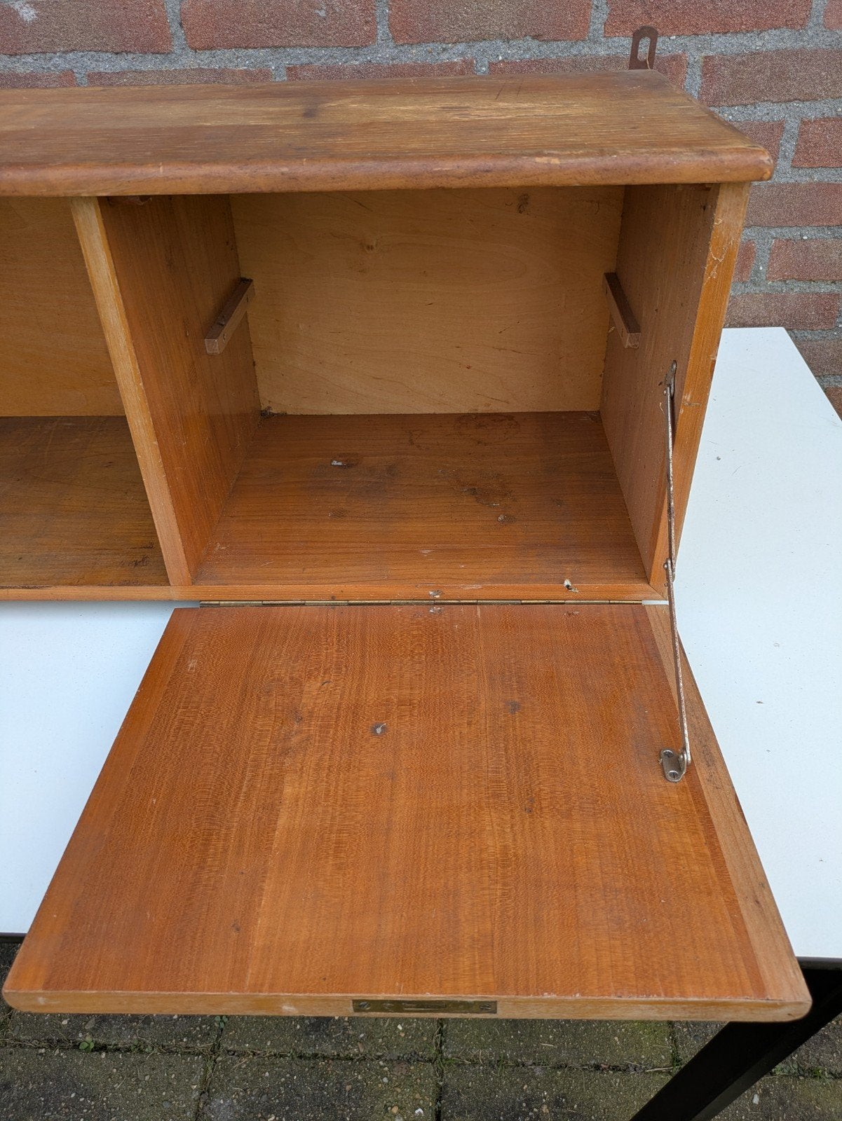 Foto 5 van vintage wandkast wandmeubel met klep opknapper retro