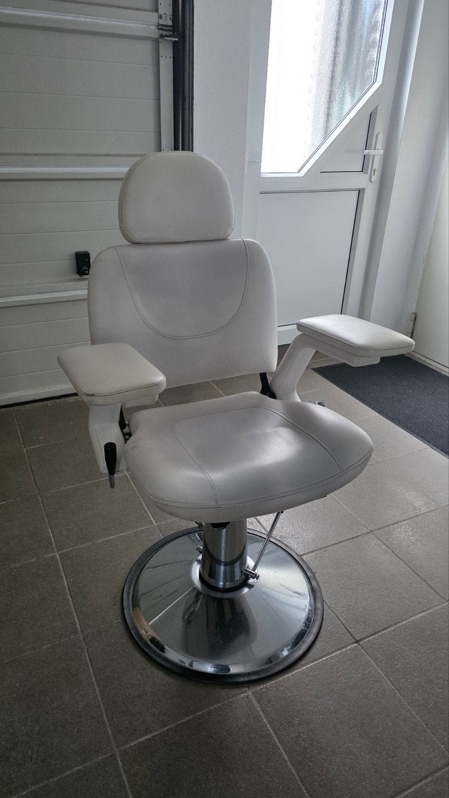 Professionele kappersstoel / behandelstoel, Huis en Inrichting, Stoelen, Ophalen, Wit, Zo goed als nieuw, Leer