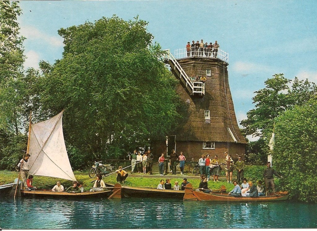 Ansichtkaart Giethoorn Kampeermolen met boten en mensen, Ophalen of Verzenden, 1960 tot 1980, Gelopen, Overijssel