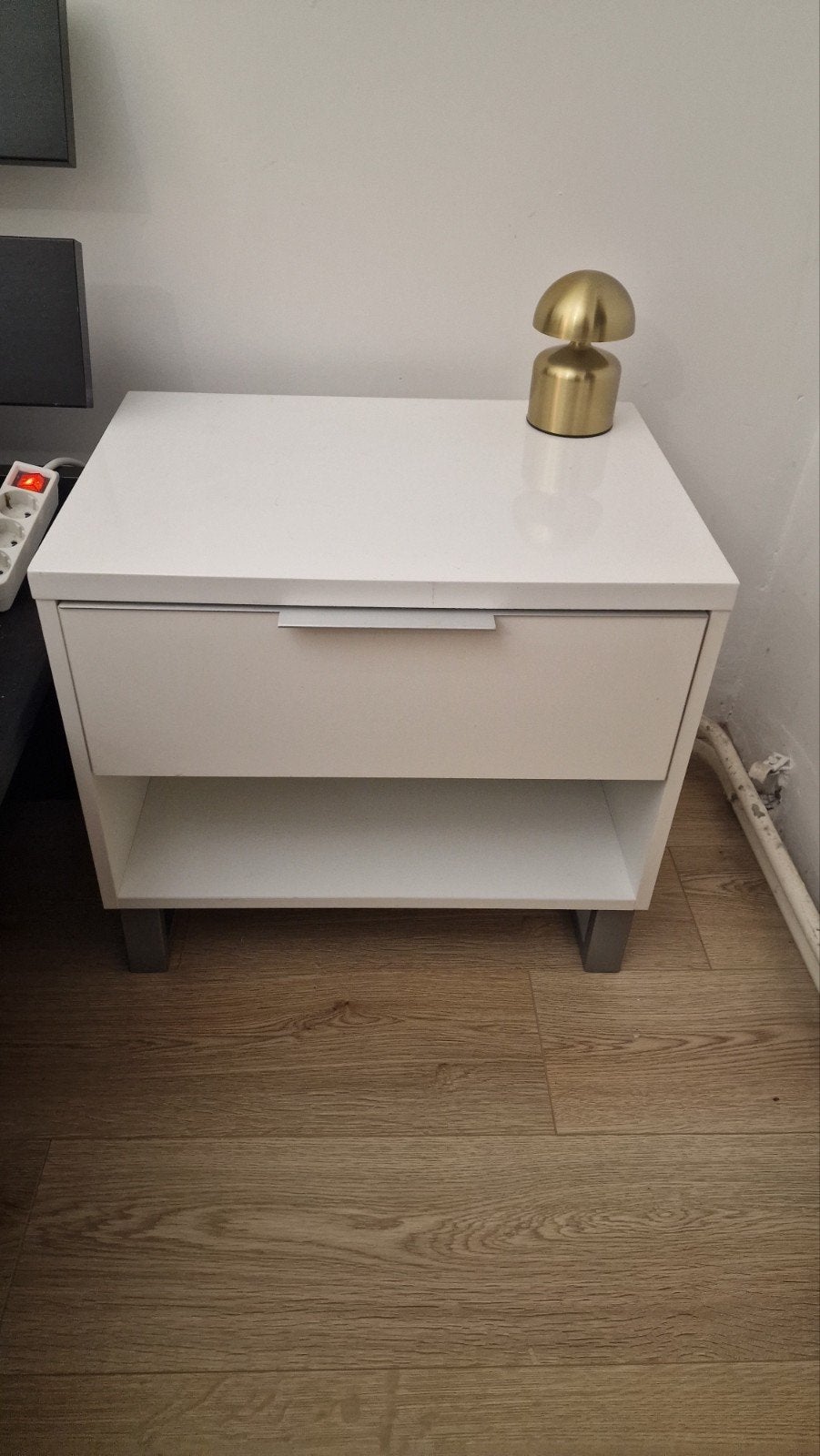 Modern wit nachtkastje met lade en open vak, Ophalen, Gebruikt, Minder dan 45 cm, Minder dan 55 cm