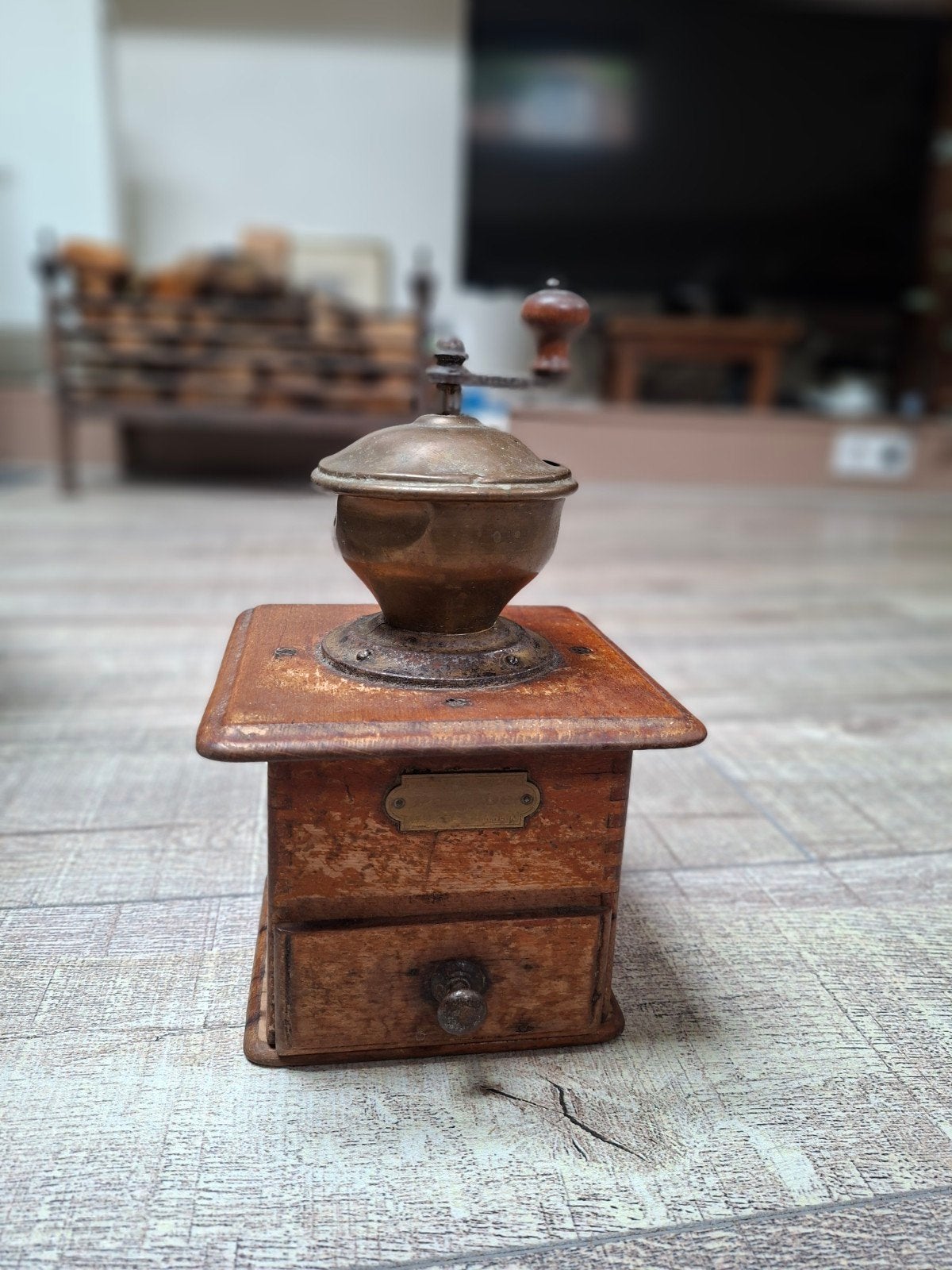 Antieke koffiemolen - Hout en koper, Antiek en Kunst, Antiek | Keukenbenodigdheden, Ophalen of Verzenden