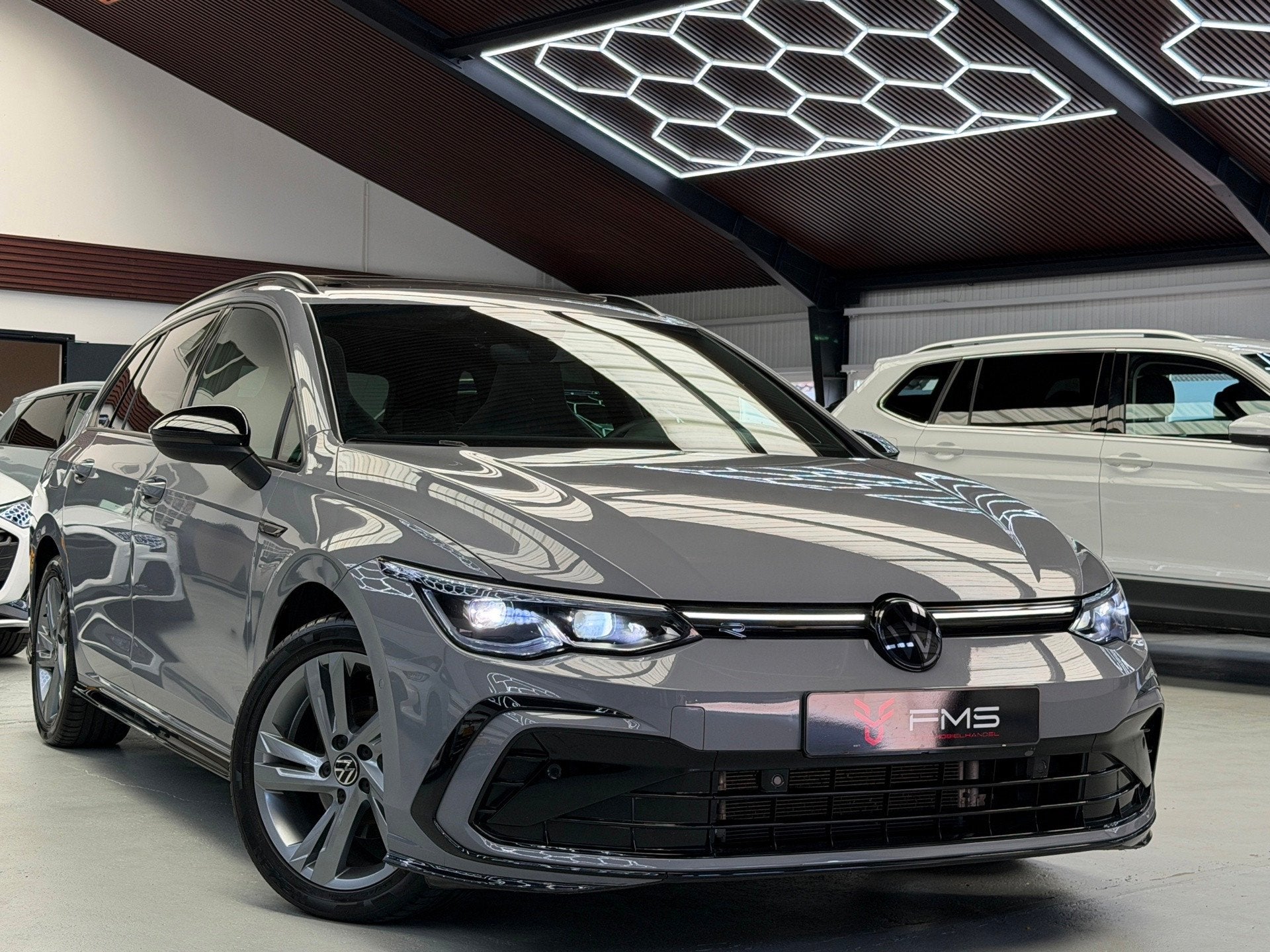 Volkswagen Golf Variant 1.5 eTSI 3x R-Line CarPlay Panorama, Auto's, Zwart, 4 cilinders, Golf Variant, 710 kg