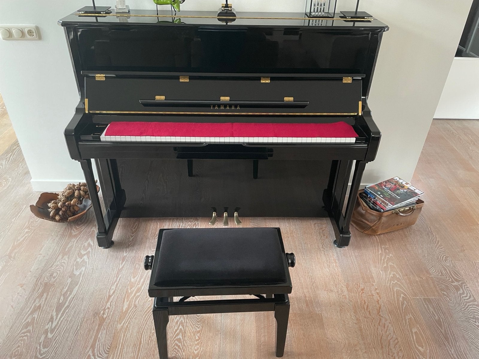 Yamaha V-124 NT piano hoogglans + kruk + lamp + documentatie, Ophalen, Zwart, Zo goed als nieuw, Piano