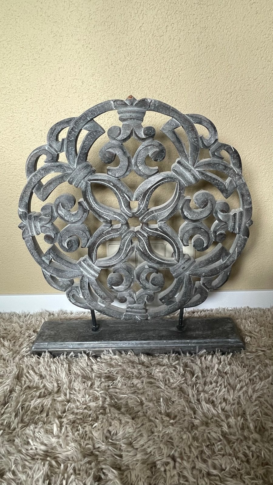 Decoratief ornament op standaard - Grijs houtsnijwerk, Ophalen, Hout, Gebruikt, Modern