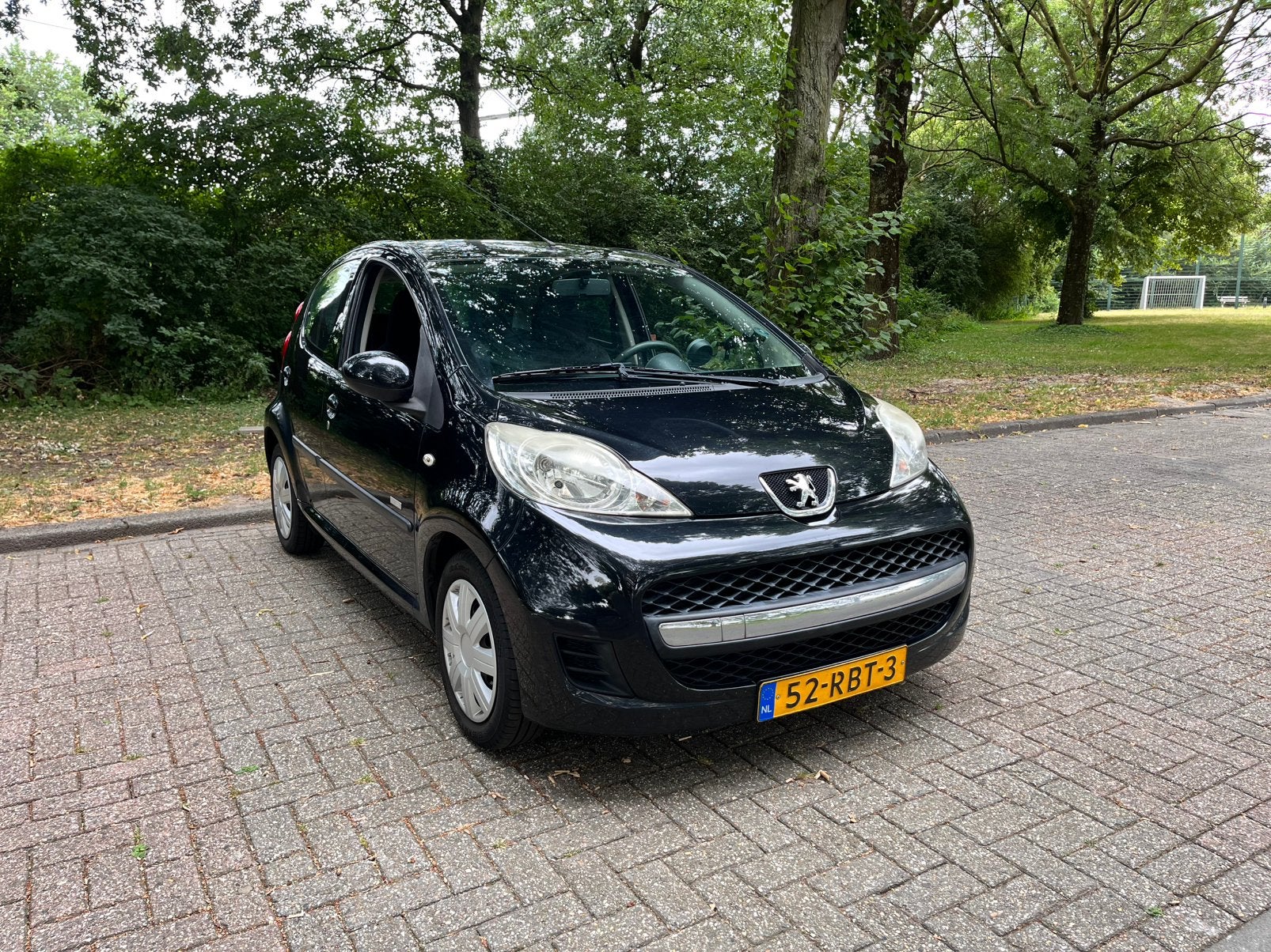 Peugeot 107 1.0 12V 5DR 2011 Zwart, Auto's, Voorwielaandrijving, Zwart, 4 stoelen, Origineel Nederlands