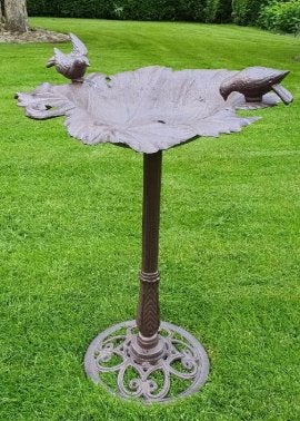 GIETIJZER VOGELDRINK SCHAAL OP VOET, Huis en tuin decoratie Marie, Nieuw, Info@huisentuindecoratiemarie.nl, Peize