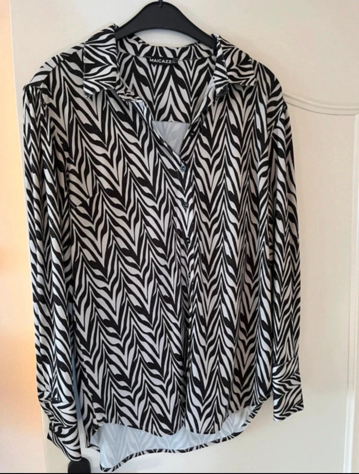 Zwart witte blouse Maicazz, Kleding | Dames, Blouses en Tunieken, Verzenden, Nieuw, Maat 42/44 (L), Overige kleuren